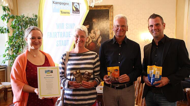 Susanne Wahler-Göbel (Steuerungsgruppe), Bianca Key (Vorsitzende des Eine-Welt-Vereins), Oliver Key (Schriftführer des Eine-Welt-Vereins) und Anton Schick (Zweiter Bürgermeister)  präsentieren die Urkunde. Foto: Johannes Schlereth