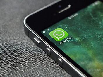 Selbst wer WhatsApp vom Handy  und seine Accounts löscht, kann sich nicht vor den Betreibern verstecken. Die App sammelt weiter Daten über Telefonbücher der Kontakte. Symbolfoto: Webster2703/pixabay.com