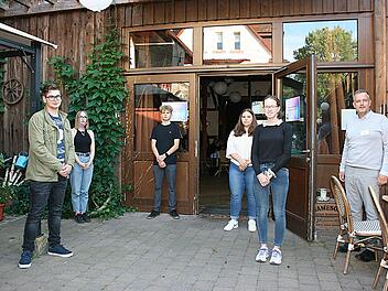 Diese fünf Jugendlichen möchten sich im Rahmen des Jugendparlaments für die Interessen junger Leute einsetzen. Rechts Jörg Schnappauf, der bei der Stadt Kronach zuständig ist für den Bereich Bildung, Soziales und Ehrenamt Maria Löffler