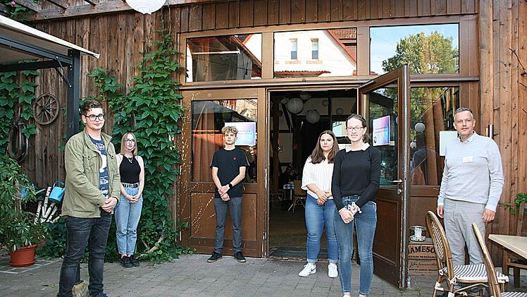 Diese fünf Jugendlichen möchten sich im Rahmen des Jugendparlaments für die Interessen junger Leute einsetzen. Rechts Jörg Schnappauf, der bei der Stadt Kronach zuständig ist für den Bereich Bildung, Soziales und Ehrenamt Maria Löffler