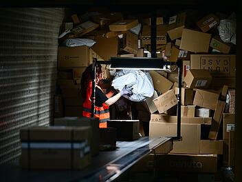 Arbeit im Postverteilzentrum
