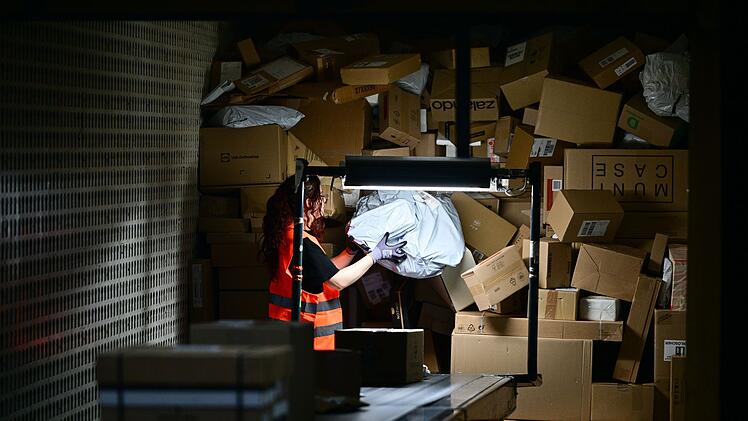Arbeit im Postverteilzentrum