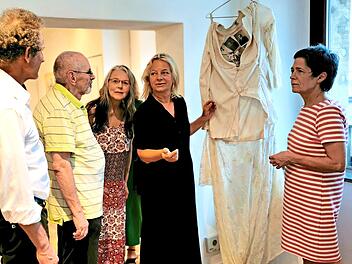 K&uuml;nstlerin Ingrid Wachsmann erl&auml;utert G&auml;sten der Vernissage sowie Projektleiterin Claudia Schwarz ihr Werk.  Hannah-Katharina Martin