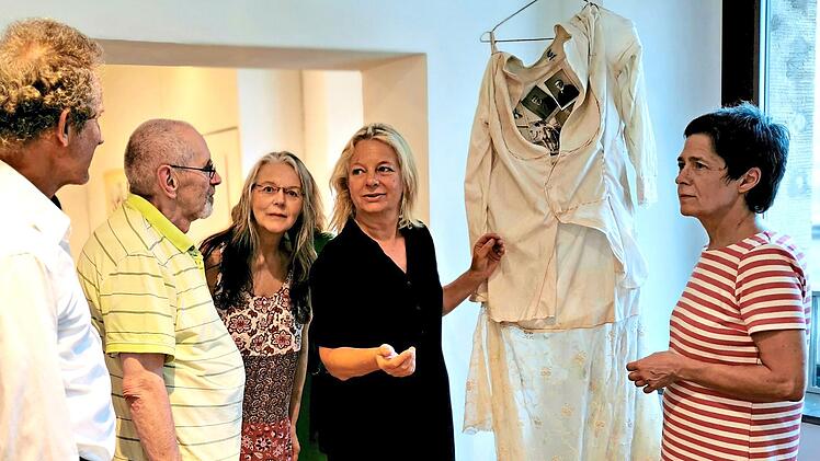 K&uuml;nstlerin Ingrid Wachsmann erl&auml;utert G&auml;sten der Vernissage sowie Projektleiterin Claudia Schwarz ihr Werk.  Hannah-Katharina Martin