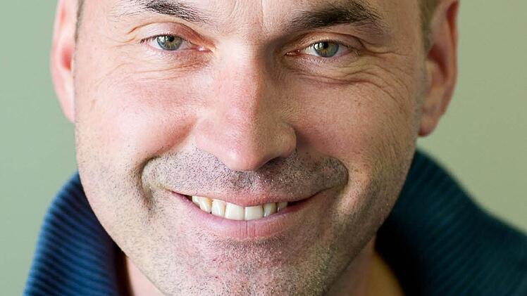 Ralf Dieter, dankt Billy Blank. Jetzt geht es los: Noch Zeiten der Völlerei wird es höchste Zeit, den Bauchumfang wieder auf ein einigermaßen erträgliches Maß herunter zu arbeiten. Schließlich fühle ich mich zu jung, um alt auszusehen. Schnappatmung nach drei Stockwerken zu Fuß? Schweißausbrüche nach dem 30 Meter-Sprint zur Bushaltestelle? Bald Vergangenheit. Billy Blank sei Dank.