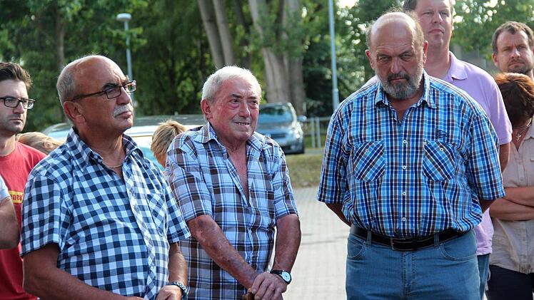 Heinrich Mauer (Mitte) sucht verzweifelt eine Erdgeschoss-Wohnung in Adelsdorf.