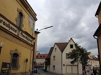 Staatliche Städtebaufördermittel fließen unter anderem in das alte Brauhaus-Gebäude (links) und in die Fassadenrenovierung des Gebäudes am Marktplatz 13 (rechts). Foto: Roepert