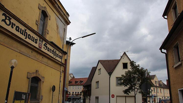 Staatliche Städtebaufördermittel fließen unter anderem in das alte Brauhaus-Gebäude (links) und in die Fassadenrenovierung des Gebäudes am Marktplatz 13 (rechts). Foto: Roepert