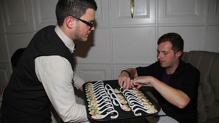 Forelle blau, mal ganz anders: Alexander Herrmann hatte Forelle blau mit Forellenfilet zubereitet und die typische Blausud-Soße für die Löffelkreation eingedickt. Mit Zwiebelchen und Dill vermischt sich der Löffel zu einem Geschmackserlebnis par Excellence. Foto: Sonja Adam