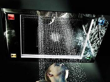 Im Bad ziehen vermehrt Produkte ein, die mehr als nur eine Sache können. Duschen lassen die Strahlen tanzen, spielen Songs von Klassik bis Techno und wechseln die Farben. Foto: Vereinigung Deutsche Sanitärwirtschaft (VDS)/Dornbracht