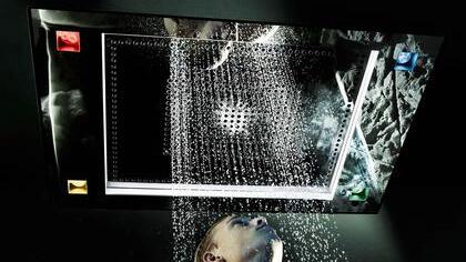 Im Bad ziehen vermehrt Produkte ein, die mehr als nur eine Sache können. Duschen lassen die Strahlen tanzen, spielen Songs von Klassik bis Techno und wechseln die Farben. Foto: Vereinigung Deutsche Sanitärwirtschaft (VDS)/Dornbracht