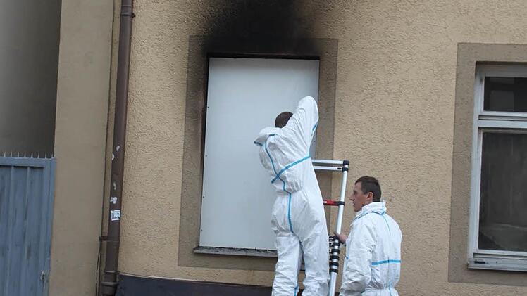 Aus dem Fenster im Erdgeschoss schlugen die Flammen nach oben. Foto: Lisa Kieslinger
