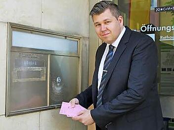 Bürgermeisterwahl: Kurz vor 18 Uhr leerte Wahlleiter Michael Worschech zum letzten Mal den Briefkasten des Rathauses. Foto: Ulrike Müller