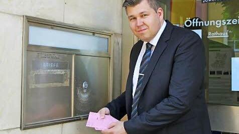 Bürgermeisterwahl: Kurz vor 18 Uhr leerte Wahlleiter Michael Worschech zum letzten Mal den Briefkasten des Rathauses. Foto: Ulrike Müller