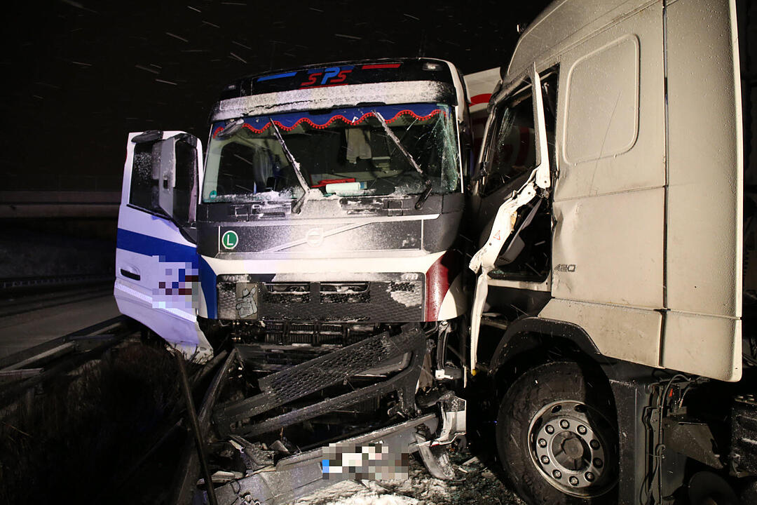 Lkw prallt auf A9 in Unfallstelle