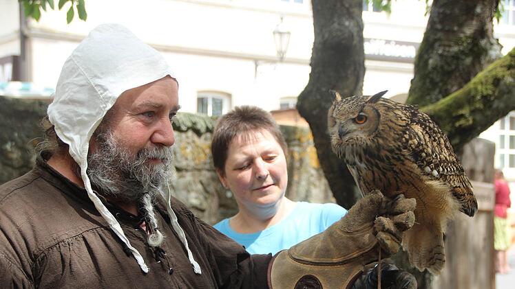 Hautnah zum Anfassen und bei Flugvorführungen präsentiert die Bielriet-Falknerei aus dem schwäbischen Cröffelbach Greifvögel.