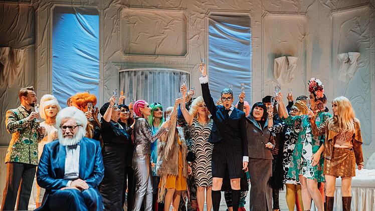 Turbulent und bunt: Szene aus der Coburger Neuinszenierung der Strauß-Operette "Die Fledermaus" am LandestheaterFoto: Sebastian Buff
