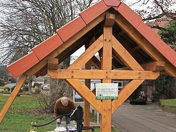 Jetzt ist alles fertig, voller Stolz wurde der Dorfbrunnen präsentiert. Dazu gab es auch einen kleinen Umtrunk.  Fotos: Desombre