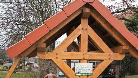 Jetzt ist alles fertig, voller Stolz wurde der Dorfbrunnen präsentiert. Dazu gab es auch einen kleinen Umtrunk.  Fotos: Desombre