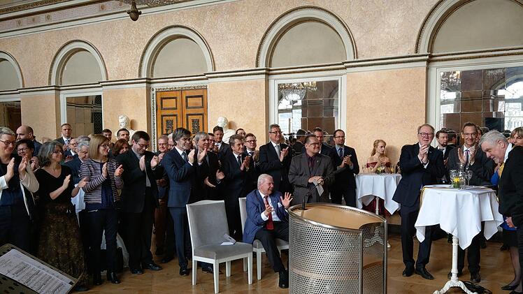 Oberbürgermeister Norbert Tessmer (rechts) nimmt den Applaus für seine Rede entgegen. Foto: Simone Bastian