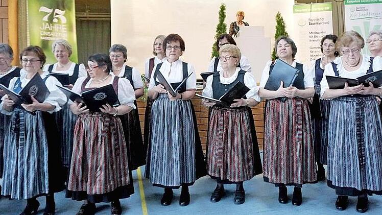 Der Landfrauenchor unter der Leitung von Sandra Haagen umrahmte die Veranstaltung musikalisch. Fotos: Richard Sänger
