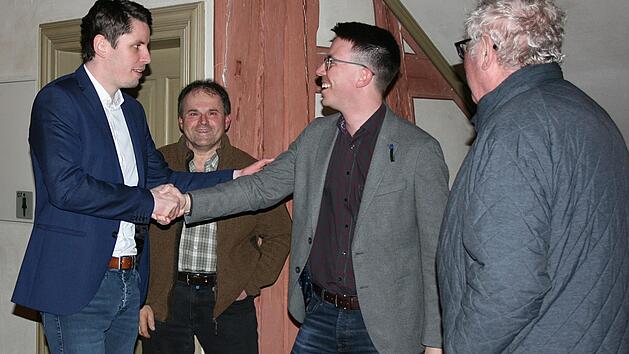 Einer der ersten Gratulanten war Oliver Kern (2. von rechts). Oliver Plewa war sichtlich angetan angesichts seines Erfolges.  Foto: Maria L&ouml;ffler