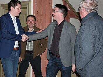 Einer der ersten Gratulanten war Oliver Kern (2. von rechts). Oliver Plewa war sichtlich angetan angesichts seines Erfolges.  Foto: Maria Löffler