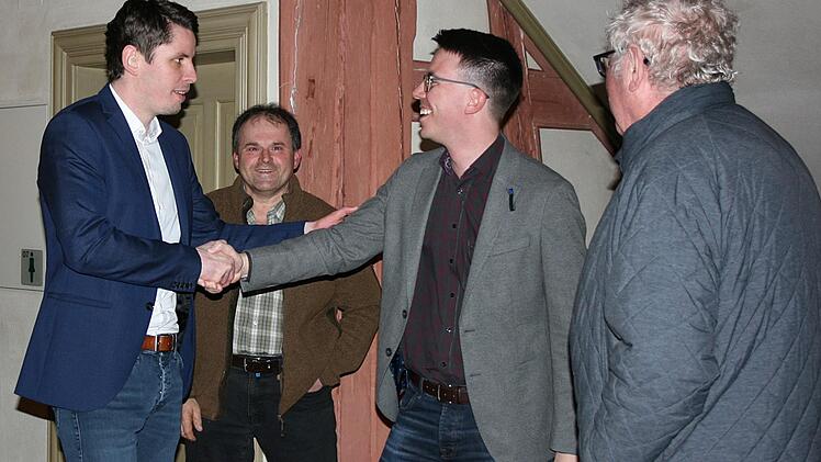 Einer der ersten Gratulanten war Oliver Kern (2. von rechts). Oliver Plewa war sichtlich angetan angesichts seines Erfolges.  Foto: Maria Löffler