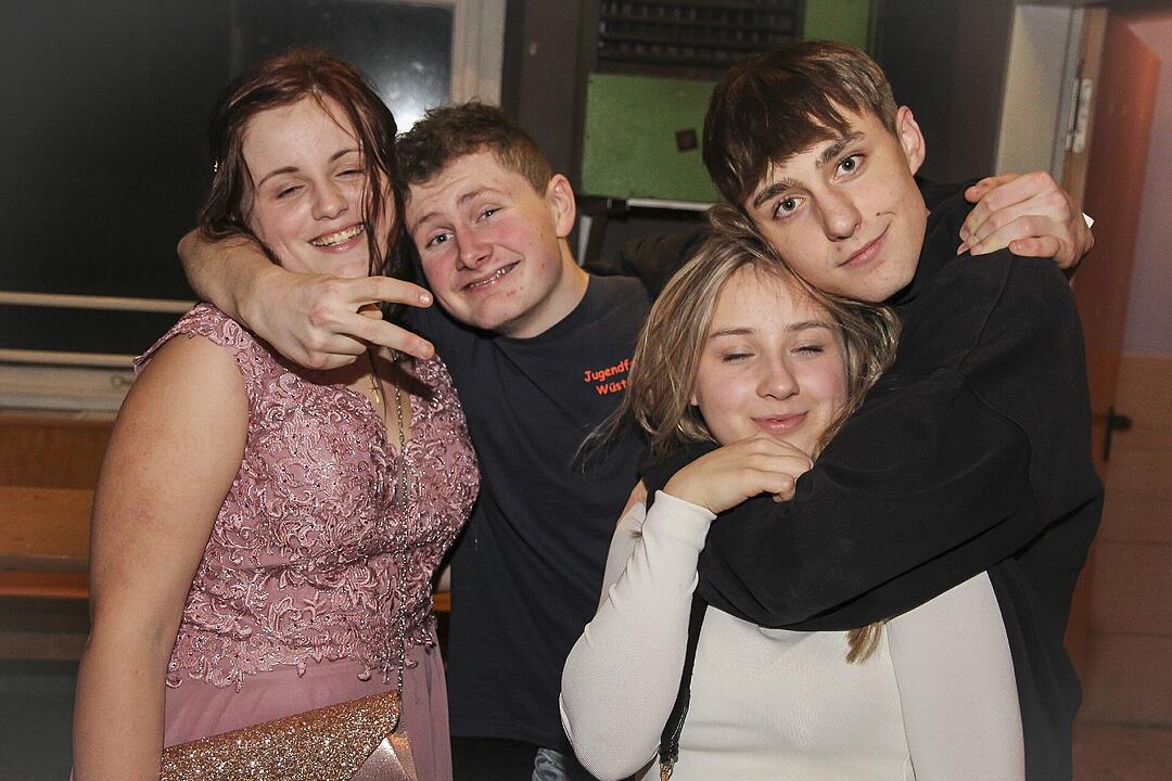 Die Partyband "Power" heizte ordentlich ein.