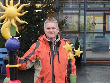 Geschäftsführer Wolfgang Badura findet es wichtig, dass auch der Eingangsbereich zu den Lebenshilfe-Werkstätten in Weilersbach adventlich geschmückt ist. "Die Menschen, die wir betreuen, sollen merken,dass bald Weihnachten ist." Foto: Josef Hofbauer
