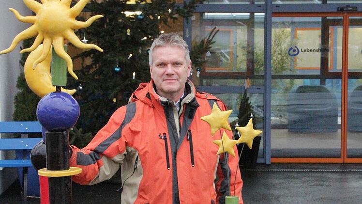 Geschäftsführer Wolfgang Badura findet es wichtig, dass auch der Eingangsbereich zu den Lebenshilfe-Werkstätten in Weilersbach adventlich geschmückt ist. "Die Menschen, die wir betreuen, sollen merken,dass bald Weihnachten ist." Foto: Josef Hofbauer