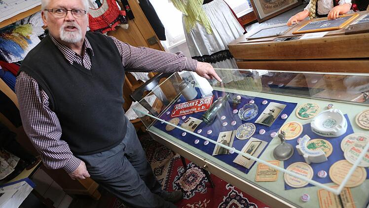 Herbert Roth betreut die Ausstellung. Fotos: Barbara Herbst