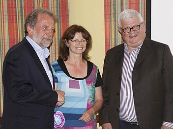 Das langjährige Engagement von Erika Strigl für das Kreativzentrum Morschreuth würdigten bei der Hauptversammlung Walter Tausendpfund (rechts) als Laudator und der erste Hauptvorsitzender Reinhardt Glauber (links). Foto: Reinhard Löwisch