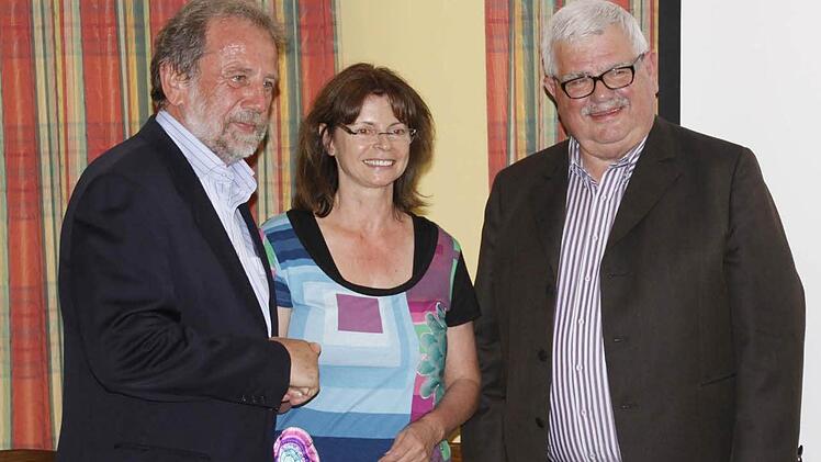 Das langjährige Engagement von Erika Strigl für das Kreativzentrum Morschreuth würdigten bei der Hauptversammlung Walter Tausendpfund (rechts) als Laudator und der erste Hauptvorsitzender Reinhardt Glauber (links). Foto: Reinhard Löwisch