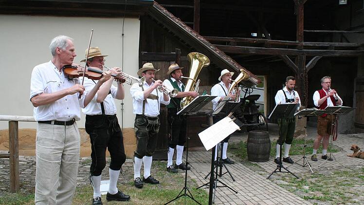 Fast wie anno dazumal: Die Kreuzschuher Kerwamusikanten spielten im Hof des Bauernmuseums auf.