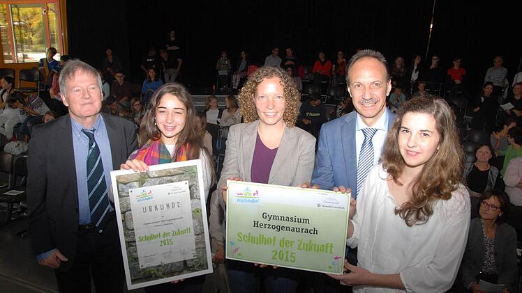 Bei der Preisverleihung (von links): Laudator Dittmar Machule, Leona Schremmer, Silke Wissel von der DUH, Schulleiter Norbert Schell und Annika Rohrig.  Foto: Bernhard Panzer