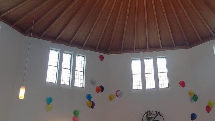 So ist die Christuskirche in Ebern nur noch wenige Tage zu erleben. Das Ballon-Kunstwerk von Gerhard Rießbeck wird wieder aus dem Innenraum der Kirche verschwinden.  Foto: Johanna Eckert