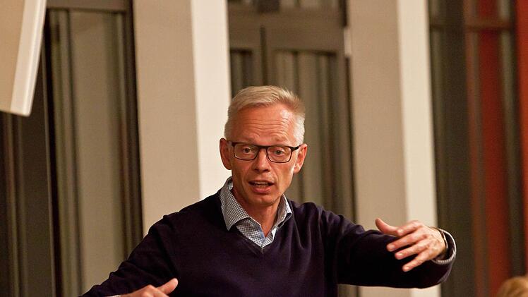 Peter Stenglein probt mit dem Coburger Bachchor probt Monteverdis "Marienvesper". Das Werk erklingt beim "Baustellenkonzert" am Sonntag, 22. November, in der Morizkirche.Foto: Jochen Berger