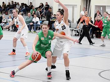 Daniela Vogel (mit Ball) war mit 17 Punkte beste Bamberger Werferin in Bad Homburg. Foto: privat