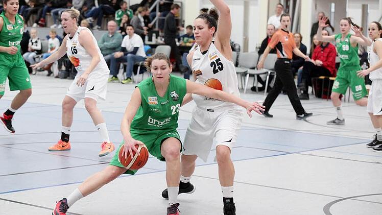 Daniela Vogel (mit Ball) war mit 17 Punkte beste Bamberger Werferin in Bad Homburg. Foto: privat