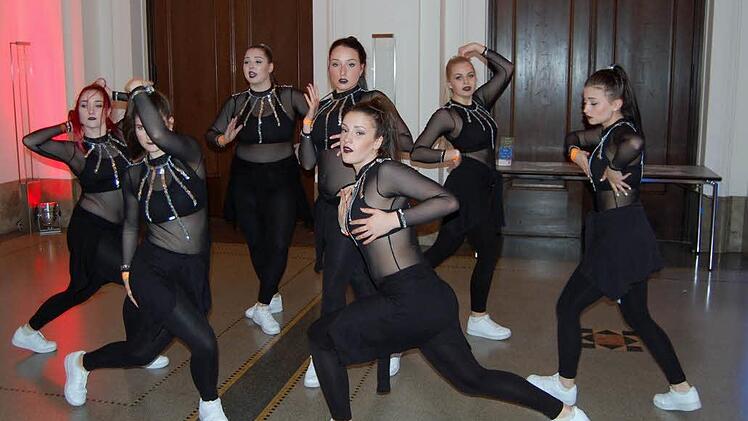 In und um den Regentenbau sah man junge Tänzer für ihren Wettbewerbsauftritt auf der großen Bühne üben. Foto: S.v.Dobschütz