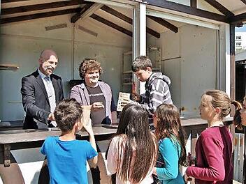 Oberbürgermeister Kay Blankenburg und Spielplatz-Leiter Philipp Pfülb geben kostenlos Popcorn aus. Foto: Sigismund von Dobschütz