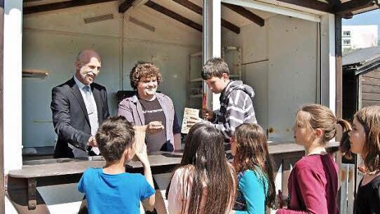 Oberbürgermeister Kay Blankenburg und Spielplatz-Leiter Philipp Pfülb geben kostenlos Popcorn aus. Foto: Sigismund von Dobschütz
