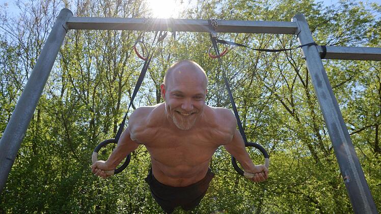 Die Mitglieder der "Calisthenics"-Gruppe Nürnberg trainieren am Pegnitzgrund.Foto: Ronald Rinklef