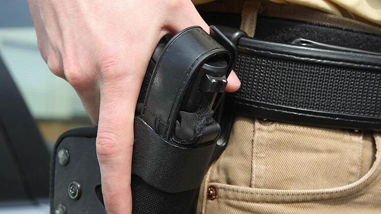 Auf die Dienstwaffe eines Polizisten hatte es der Angeklagte abgesehen. Foto: Archiv/Matthias Hoch
