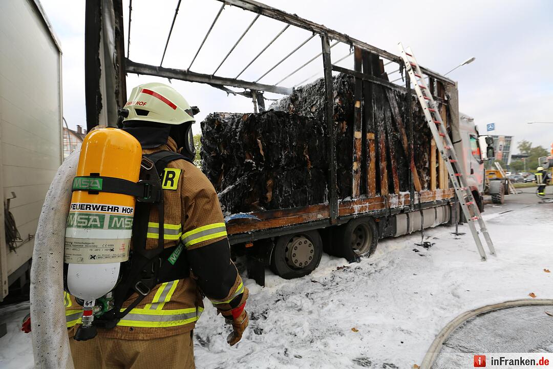 Papierladung geht in Flammen auf - Brennender Lkw in Hof