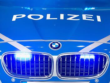 Nach einem Unfall auf der A9 hat sich ein Brummifahrer einfach aus dem Staub gemacht. Die Polizei sucht nun nach ihm. Symbolfoto: Matthias Balk/dpa