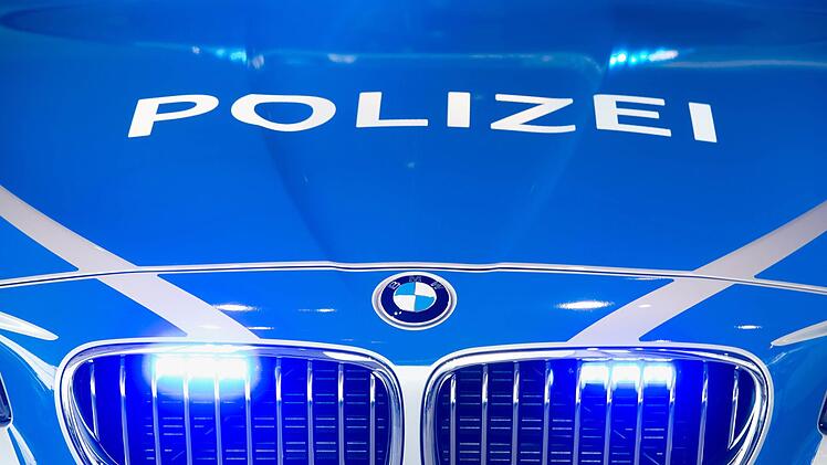 Nach einem Unfall auf der A9 hat sich ein Brummifahrer einfach aus dem Staub gemacht. Die Polizei sucht nun nach ihm. Symbolfoto: Matthias Balk/dpa