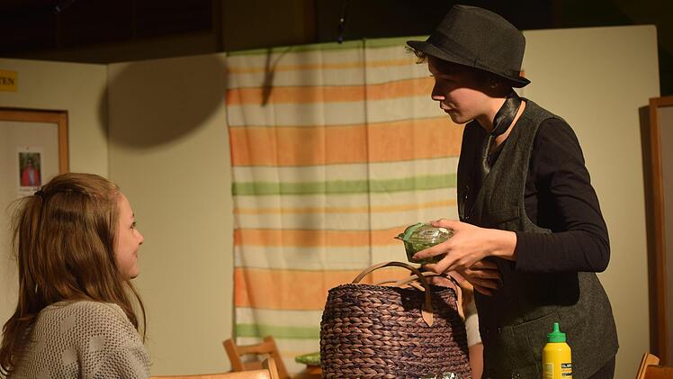 "Findest du mich wohl zu dick?": Albert Decker ist nicht begeistert, dass ihm seine Frau einen Salat zur St&auml;rkung eingepackt hat. Foto: Daniela Pondelicek