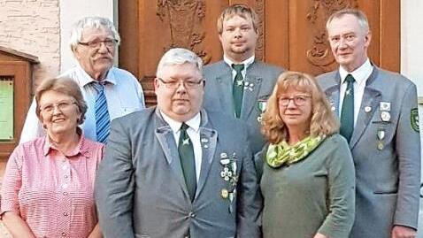 Neuwahlen bei den Unterrodacher Schützen; unser Bild zeigt (von links) Zweite Schützenmeisterin Karin Ziegler, Schriftführer Friedrich Fricke, Ersten Schützenmeister Stefan Eber, Sport- und Jugendwart Markus Eber, Schatzmeisterin Roswitha Murmann und den geschäftsführenden Schützenmeister Hans-Heinrich Seidel. Foto: privat